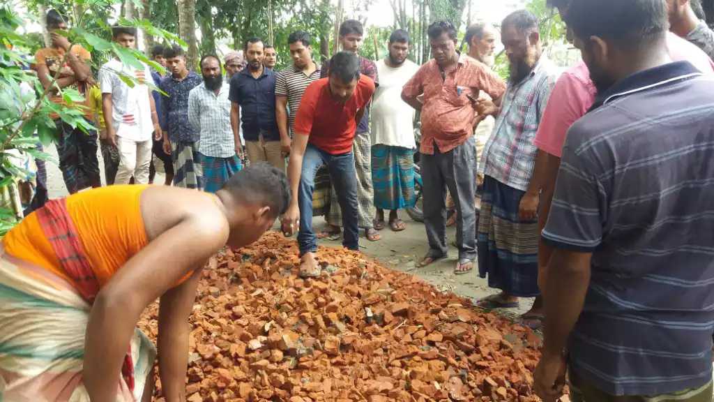 বরিশালে কার্পেটিং রাস্তার কাজে ব্যাপক অনিয়মের অভিযোগ