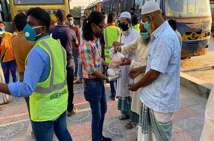 নিত্য নতুন ভাবনা নিয়ে এই দূর্যোগকালীন সময়ে অসহায় মানুষের পাশে দাঁড়ালেন ডাক্তার মুরাদ