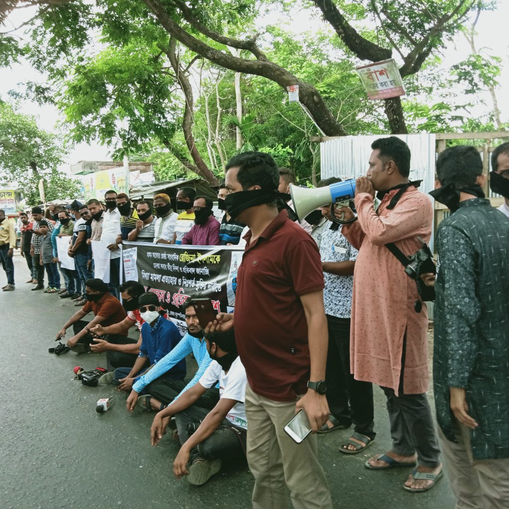 প্রথম আলো’র জ্যেষ্ঠ প্রতিবেদক রোজিনা ইসলামের মুক্তির দাবীতে উজিরপুর প্রেস ক্লাবের মানববন্ধন