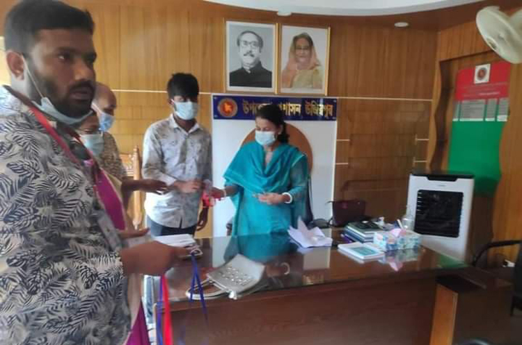 উজিরপুর করোনা দাফন কাফন টিমকে পরিচয়পত্র বিতরন করলেন ইউএনও