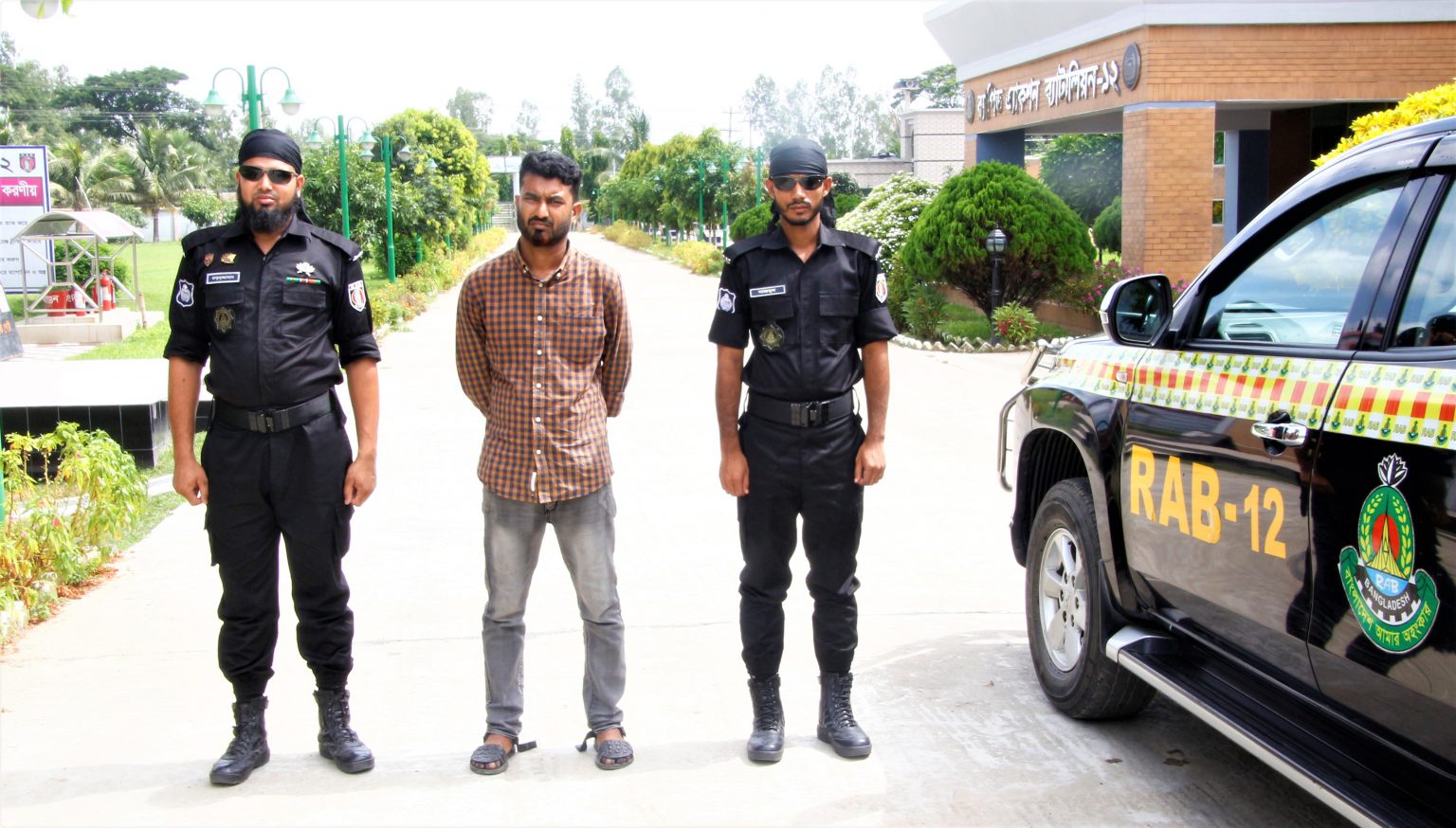 সিরাজগঞ্জ র্যাব-১২ এর অভিযানে পাবনা থেকে মৃত্যুদন্ড প্রাপ্ত পলাতক আসামী গ্রেফতার।