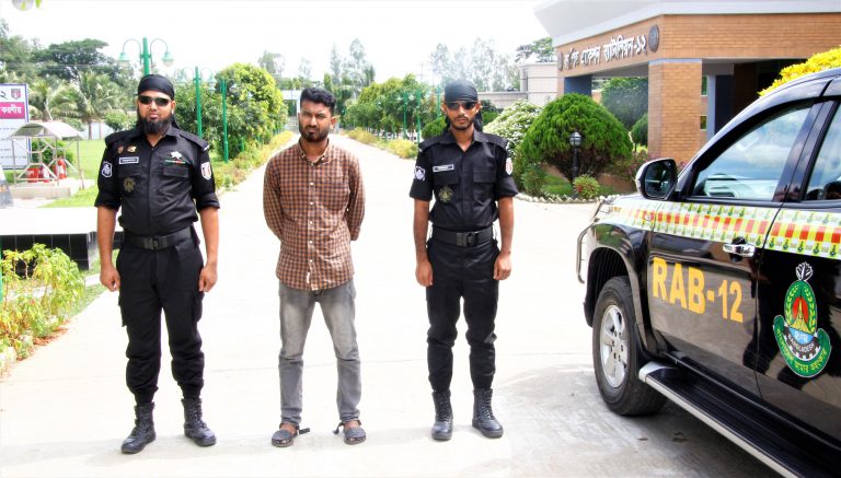 সিরাজগঞ্জ র্যাব-১২ এর অভিযানে পাবনা থেকে মৃত্যুদন্ড প্রাপ্ত পলাতক আসামী গ্রেফতার।