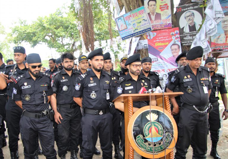 আগামী ১৭ জুলাই সিরাজগঞ্জ তাড়াশ পৌরসভা নির্বাচন সুষ্ঠু করার লক্ষ্যে র্যাব-১২ প্রেস ব্রিফিং