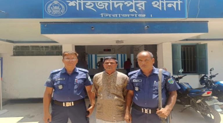 ইন্টারনেটে অশ্লীল ভিডিও ছড়িয়ে দেওয়ার ভয় দেখিয়ে প্রায় ১৪ লাখ হাতিয়ে নেওয়া এক প্রতারককে গ্রেফতার