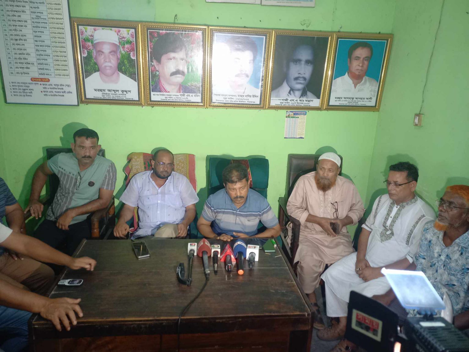 দুই শ্রমিককে মারপিট, অনির্দিষ্টকালের জন্য আগামীকাল থেকে সিরাজগঞ্জ-ঢাকা বাস চলাচল বন্ধ