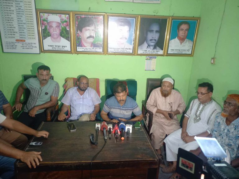 দুই শ্রমিককে মারপিট, অনির্দিষ্টকালের জন্য আগামীকাল থেকে সিরাজগঞ্জ-ঢাকা বাস চলাচল বন্ধ