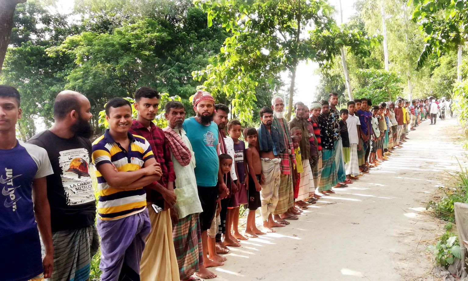 শাহজাদপুরে ফসলি জমি রক্ষায় কৃষকদের মানববন্ধন