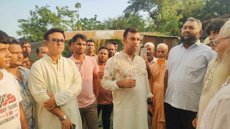 যমুনা নদী ভাঙন কবলিত এলাকা পরিদর্শন করলেন এমপি মমিন মন্ডল