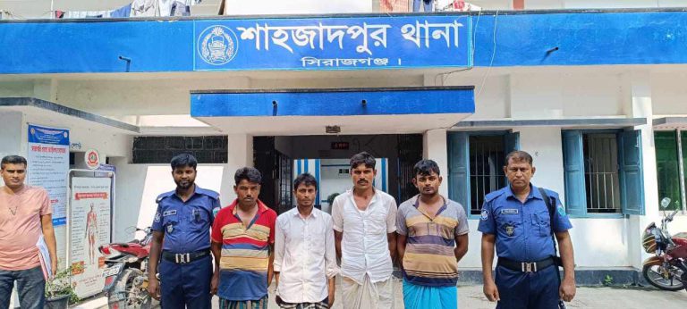 শাহজাদপুরে ৫টি গরু সহ ৪ গরু চোর জনতার হাতে আটক