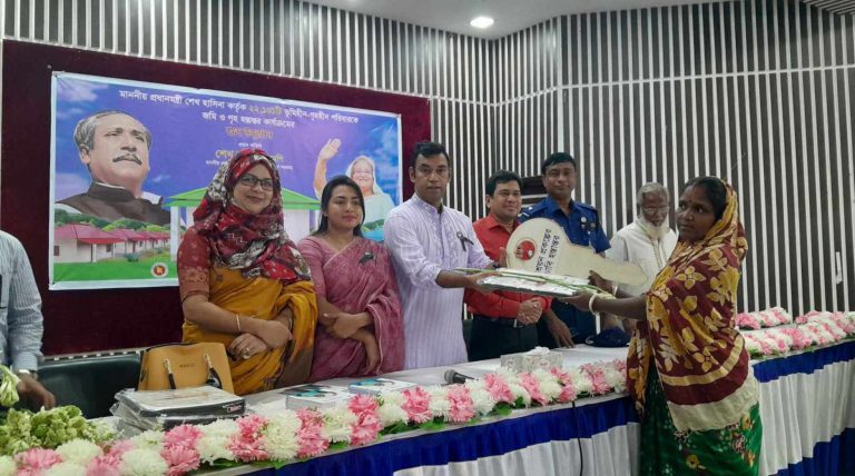 সিরাজগঞ্জ বেলকুচিতে প্রধানমন্ত্রীর ঘর উপহার পেলেন ২২ ভূমিহীন পরিবার