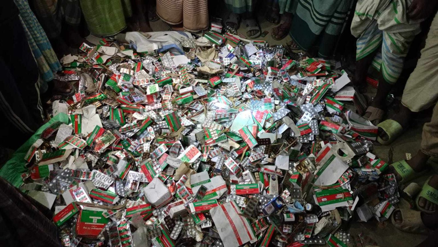 সিরাজগঞ্জ শাহজাদপুরে নর্দমায় মিললো সরকারি ওষুধ