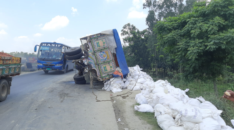 ট্রাকচাপায় নারীর মৃত্যু,এখনো কাটেনি মহাসড়কের যানজট