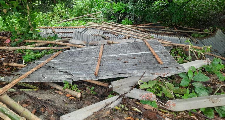 সিরাজগঞ্জ রায়গঞ্জে জমি নিয়ে বিরোধের জেরে বাড়িঘর ভাংচুর