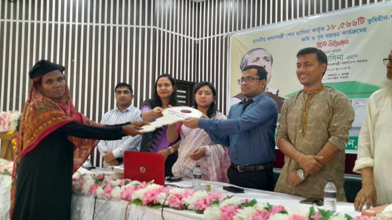 সিরাজগঞ্জ বেলকুচিতে প্রধানমন্ত্রীর ঘর উপহার পেলেন ৪৭ ভূমিহীন পরিবার