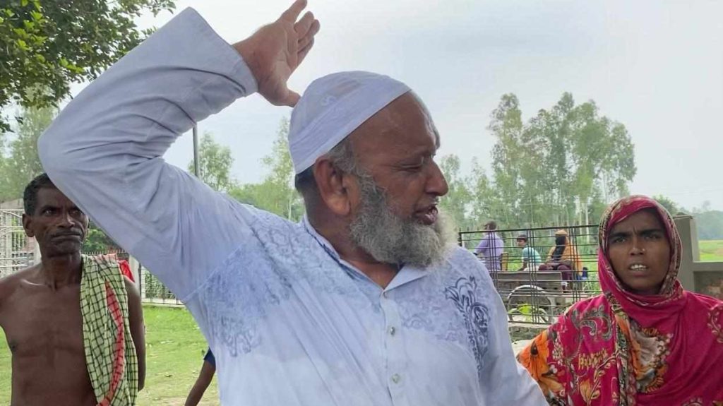 প্রধানমন্ত্রীর ঈদ উপহারের চাল নিতে আসা দুস্থ্য মহিলাকে মারতে গেলেন ইউপি চেয়ারম্যান বাবু