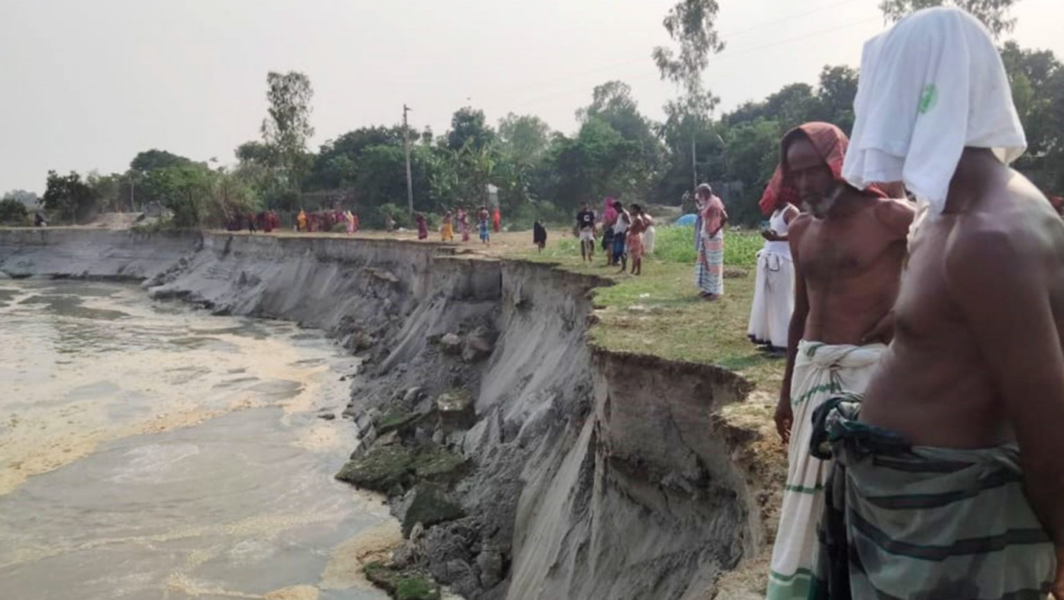 যমুনায় বাড়ছে পানি, ভাঙছে ঘরবাড়ি
