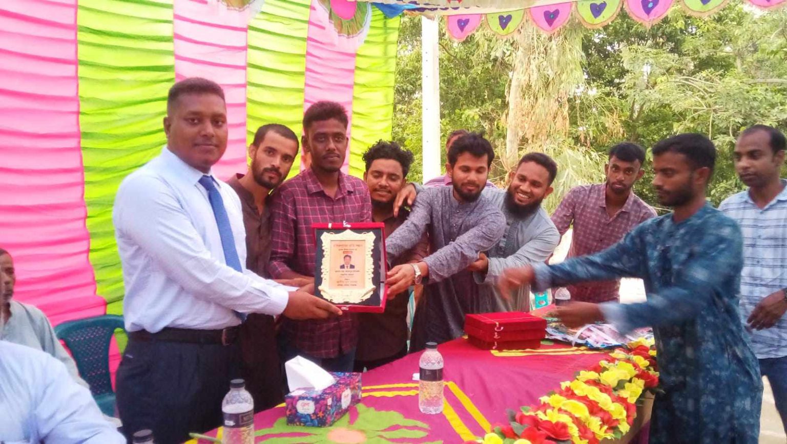নিজ গ্রামে সংবর্ধিত হলেন বিসিএস ক্যাডার রাশেদুল