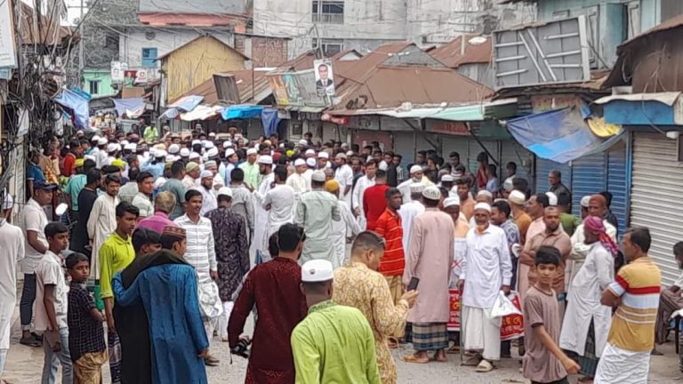 শাহজাদপুরে মদের দোকান বন্ধের দাবিতে মুসল্লিদের বিক্ষোভ মিছিল ও মানববন্ধন