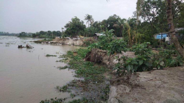 যমুনার পানি বিপদসীমার উপরে : চলছে ভাঙন, ৩শতাধিক ঘর-বাড়ী নদীগর্ভে