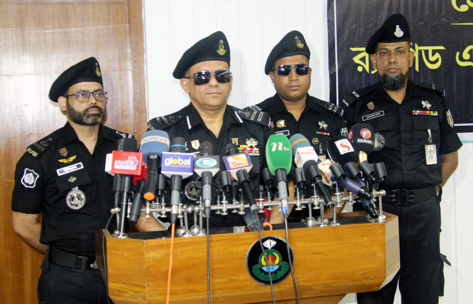 র্যাব-১২ এর অভিযানে ৬৬২ বোতল ফেনসিডিল ও ১২ কেজি গাঁজাসহ ৫ মাদক ব্যবসায়ী গ্রেফতার