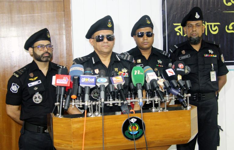 র্যাব-১২ এর অভিযানে ৬৬২ বোতল ফেনসিডিল ও ১২ কেজি গাঁজাসহ ৫ মাদক ব্যবসায়ী গ্রেফতার