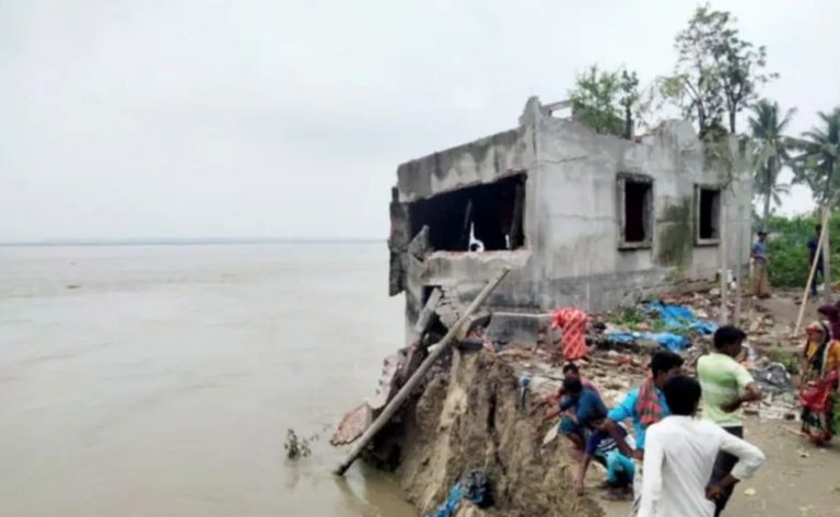 যমুনায় পানি বৃদ্ধি অব্যাহত সিরাজগঞ্জে ৮ শতাধিক ঘর-বাড়ি নদীগর্ভে বিলীন
