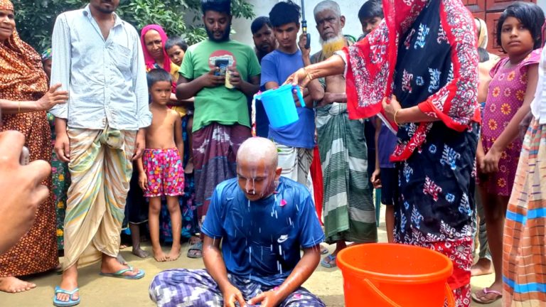 তাড়াশে প্রেমের সম্পর্কের বিচ্ছেদ ঘটায় মাথা ন্যাড়া করে দুধ দিয়ে গোসল যুবকের