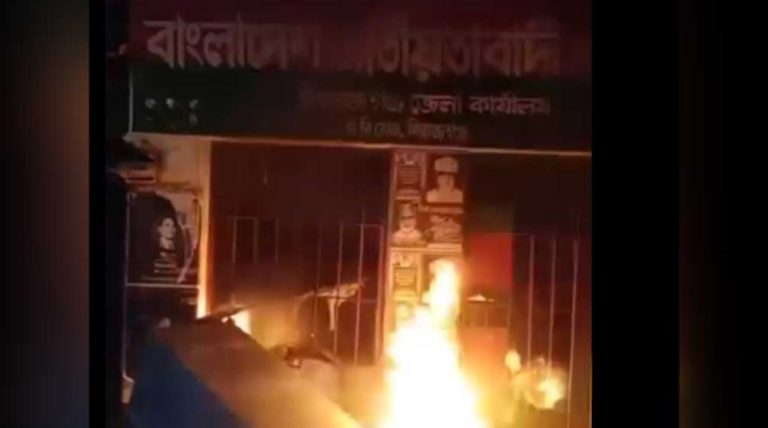 কোটা আন্দোলন নিয়ে আবার সংঘর্ষ সিরাজগঞ্জে জেলা বিএনপি কার্যালয়ে আগুন