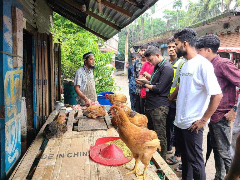 উজিরপুরের বাজার মনিটরিংয়ের কাজ করছে শিক্ষার্থীরা