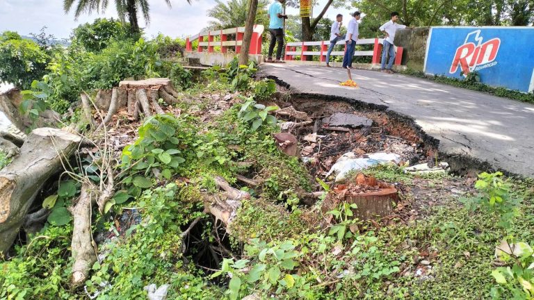 সন্ধ্যানদীর ভাঙ্গনের কবলে শেরেবাংলা ডিগ্রী কলেজের অংশ।