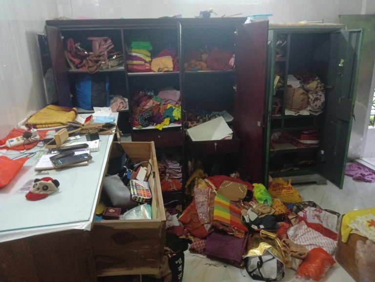 উজিরপুরে দিনে দুপুরে দুর্ধর্ষ চুরি, স্বার্নালঙ্কারসহ ৩৫ লক্ষাধীক টাকার মালামাল লুট