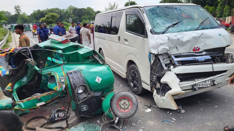 সিরাজগঞ্জে অটোরিকশা-মাইক্রোবাস সংঘর্ষে নি’হ’ত ৫