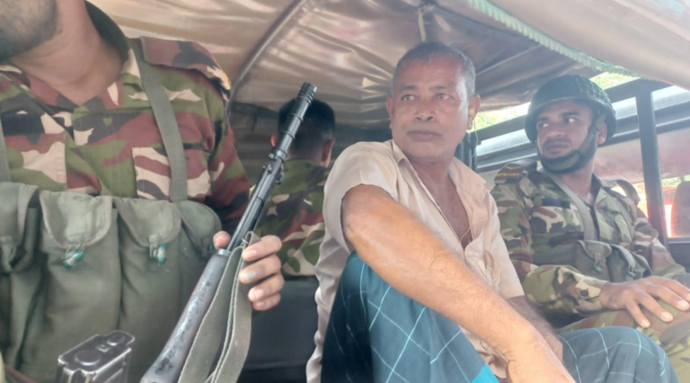 তাড়াশে যৌথবাহিনীর অভিযানে চাউল ব্যবসায়ী আটক