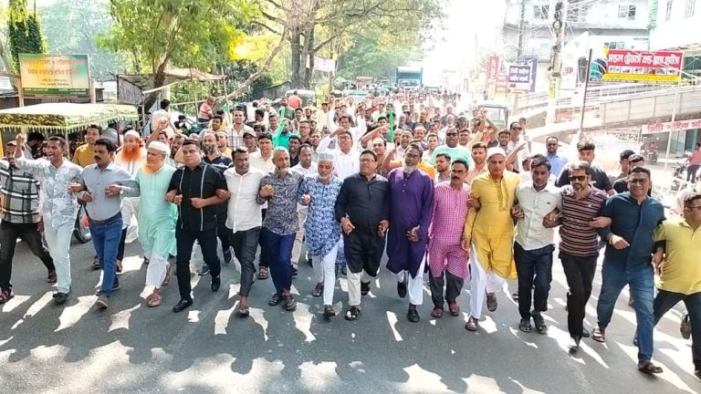 আওয়ামী সন্ত্রাসীদের সন্ত্রাস ও নৈরাজ্য সৃষ্টির পাঁয়তারার প্রতিবাদে বেলকুচিতে বিএনপির বিক্ষোভ মিছিল।