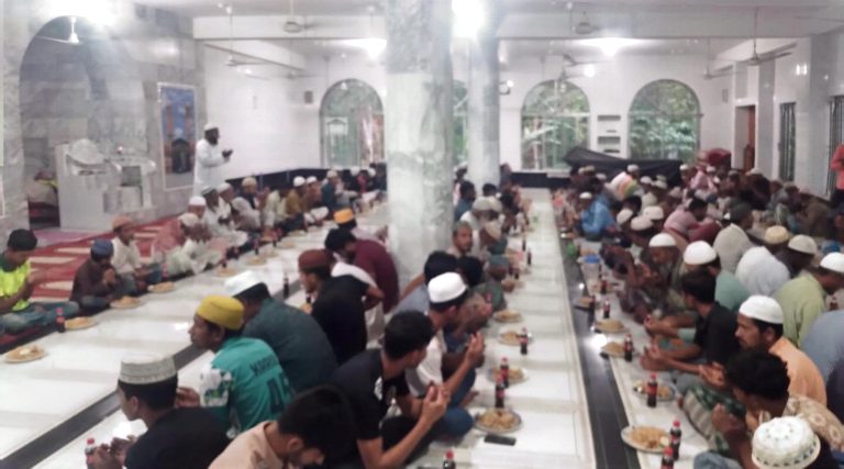 বাইতুল নুর জামে মসজিদে রোজাদারদের জন্য দুই প্রবাসী বোনের ইফতারের ব্যবস্থা
